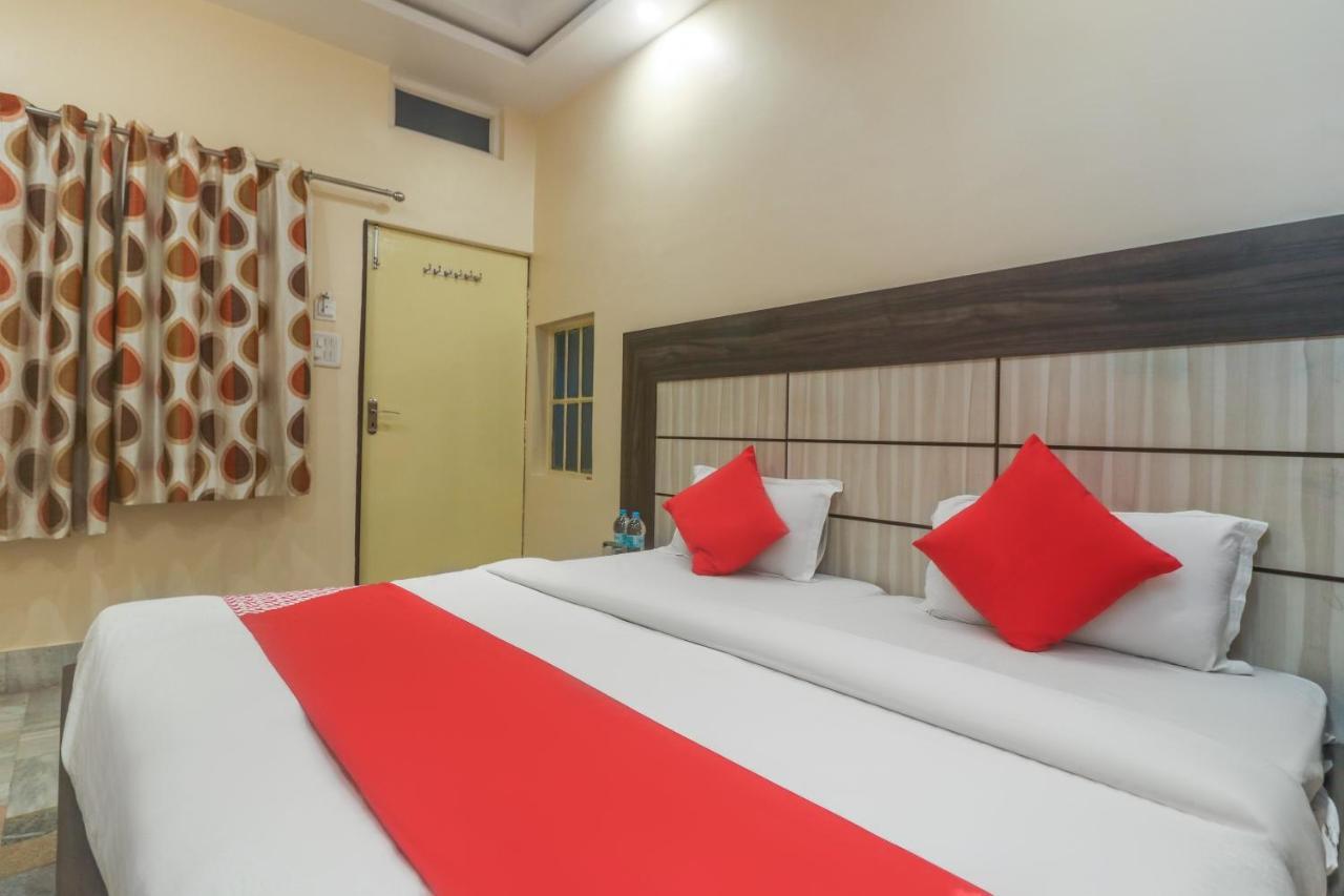 Oyo 60651 Hotel Arya Varanasi Exterior foto
