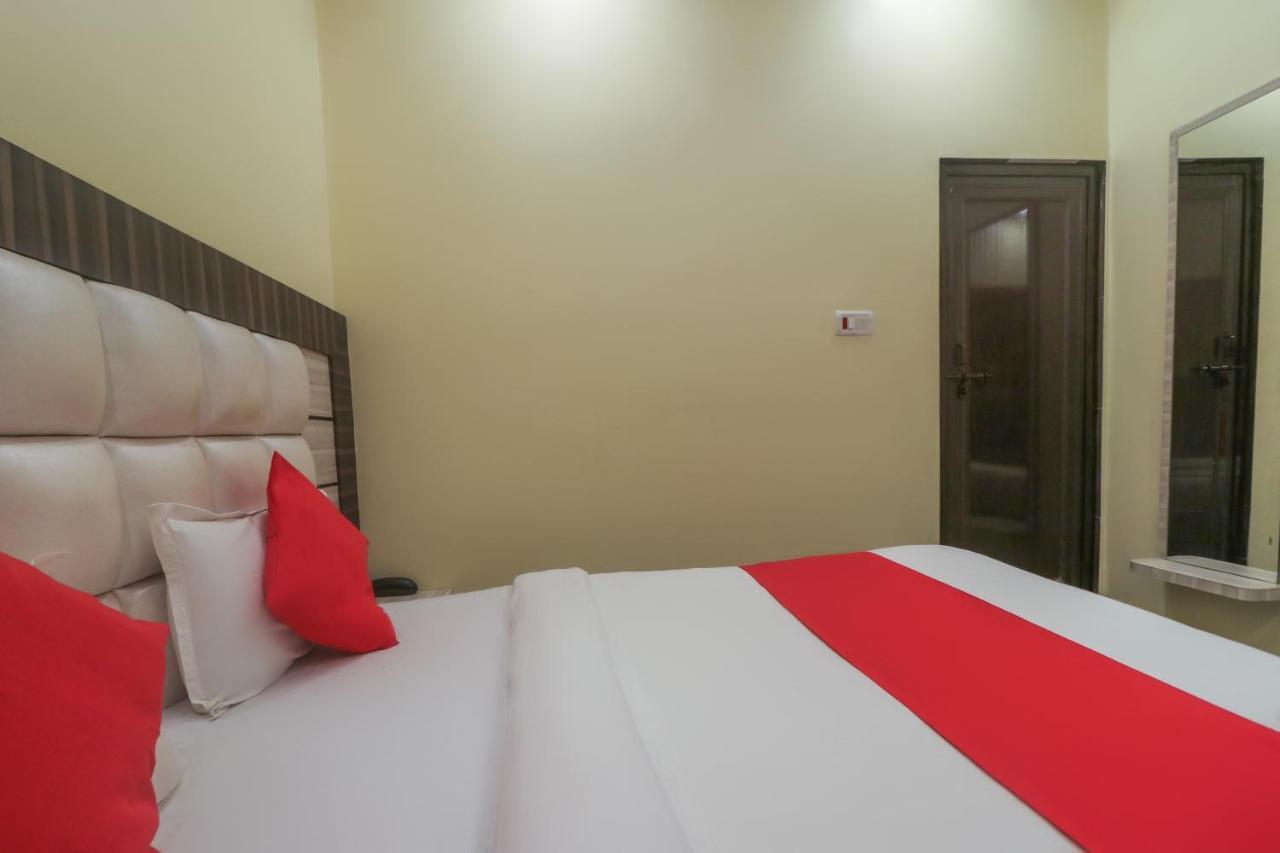 Oyo 60651 Hotel Arya Varanasi Exterior foto